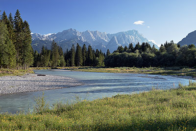 Deutschland, Bayern, Bayerische Alpen,Zugspitzregion, Flussbiegung an der Loisach mit Blick zur Zugspitze