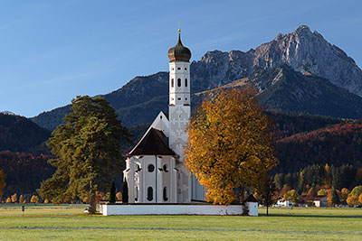 Deutschland, Bayern, Bayerische Voralpen,Ostallgäu, Kirche St. Coloman mit Tannheimer Bergen im Hintergrund
