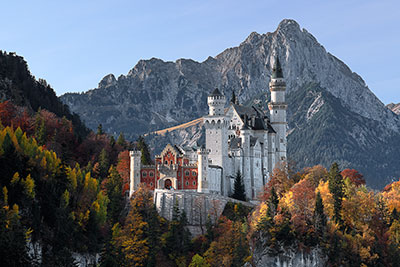 Deutschland, Bayern, Bayerische Alpen,Ammergauer Alpen, Blick von der Reithalpe zum Schloss Neuschwanstein