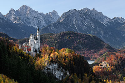 Deutschland, Bayern, Bayerische Alpen,Ammergauer Alpen, Blick von der Reithalpe zum Schloss Neuschwanstein