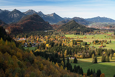 Deutschland, Bayern, Bayerische Alpen,Ammergauer Alpen, Blick von der Reithalpe in Richtung Füssen mit den Allgäuer Alpen im Hintergrund