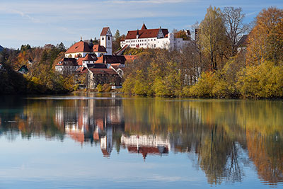 Deutschland, Bayern, Bayerische Voralpen,Ostallgäu, Wasserspiegelung am Lech mit dem Kloster St. Mang und dem Hohen Schloss