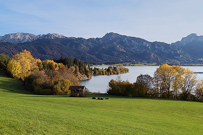 Deutschland, Bayern, Bayerische Voralpen, Blick über den Illasbergsee mit den Ammergauer Alpen im Hintergrund