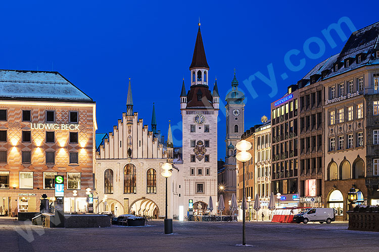 Deutschland, Bayern, München und Umgebung, Zur Blauen Stunde am Marienplatz mit Blick zum Alten Rathaus