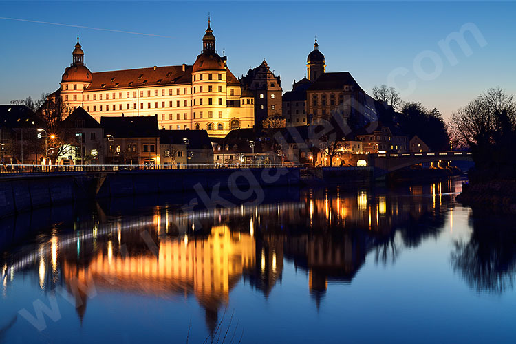 Deutschland, Bayern, Oberbayern, Blaue Stunde an der Donau südlich des Englischen Gartens mit Blick zum Schloss