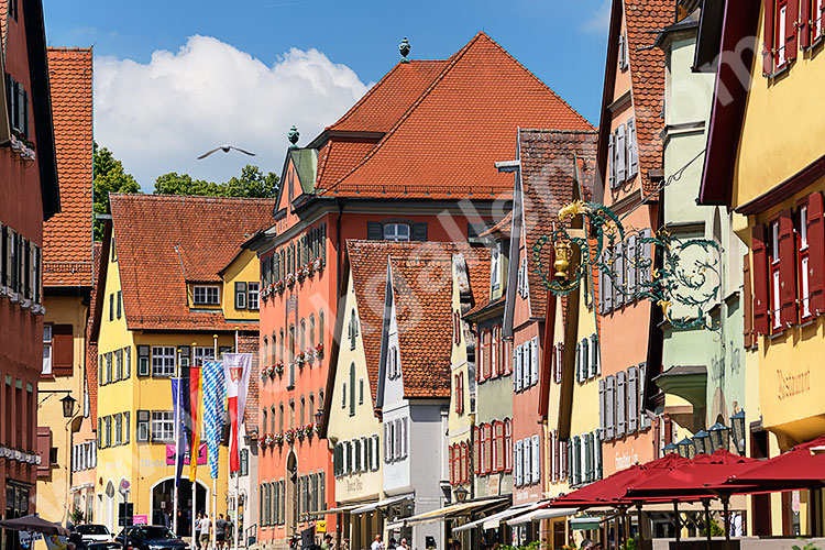Deutschland, Bayern, Mittelfranken, Bürgerhäuser in der Segringer Straße mit Rathaus im Hintergrund