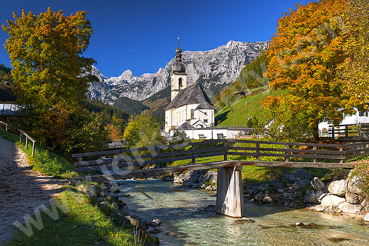 Deutschland, Bayern, Bayerische Alpen,Berchtesgadener Land, Herbststimmung an der Ramsauer Dorfkirche