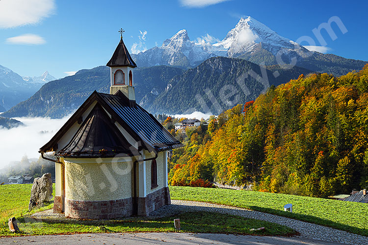 Deutschland, Bayern, Bayerische Alpen,Berchtesgadener Land, Malerische Kapelle auf dem Lockstein mit Watzmann im Hintergrund