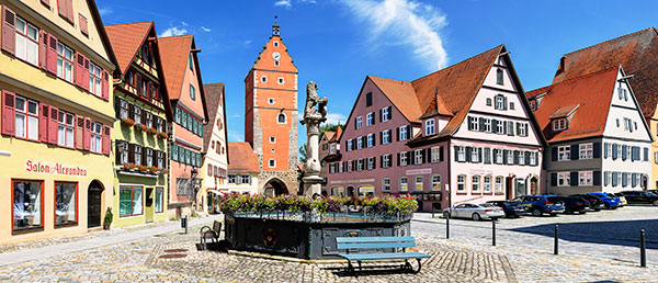Deutschland, Bayern, Mittelfranken, Brunnen am Ledermarkt mit Wörnitztor im Hintergrund