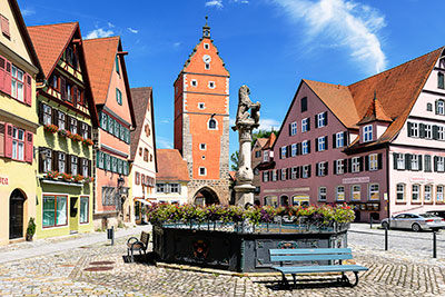 Deutschland, Bayern, Mittelfranken, Brunnen am Ledermarkt mit Wörnitztor im Hintergrund
