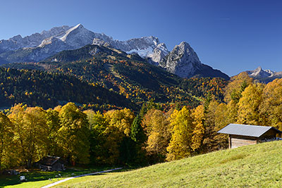 Deutschland, Bayern, Bayerische Alpen,Zugspitzregion, Auf der Pfeifferalm mit Blick zum Zugspitzmassiv