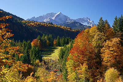 Deutschland, Bayern, Bayerische Alpen,Zugspitzregion, Herbststimmung am Zugspitzmassiv