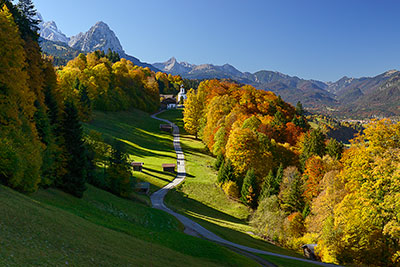 Deutschland, Bayern, Bayerische Alpen,Zugspitzregion, Blick in Richtung Wamberg mit Waxenstein im Hintergrund