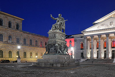 Deutschland, Bayern, München und Umgebung, Zur Blauen Stunde am Max-Joseph-Platz mit Blick zur Residenz und zum Residenztheater