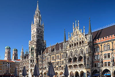Deutschland, Bayern, München und Umgebung, Auf dem Marienplatz mit Blick zum Neuen Rathaus