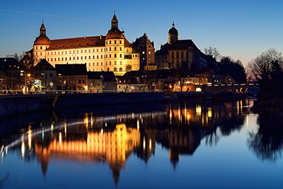 Fotogalerie Deutschland, Bayern, Oberbayern, Blaue Stunde an der Donau südlich des Englischen Gartens mit Blick zum Schloss
