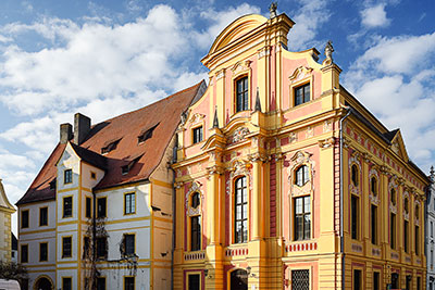 Deutschland, Bayern, Oberbayern, Die prächtige Rokokofassade der Staatlichen Bibliothek in der Amalienstraße
