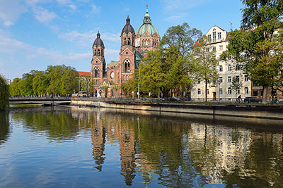 Deutschland, Bayern, München und Umgebung, Wasserspiegelung an der Praterinsel mit Kirche St. Lukas