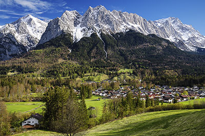 Deutschland, Bayern, Bayerische Alpen,Zugspitzregion, Auf dem Panoramweg oberhalb von Grainau mit Blick zum Zugspitzmassiv