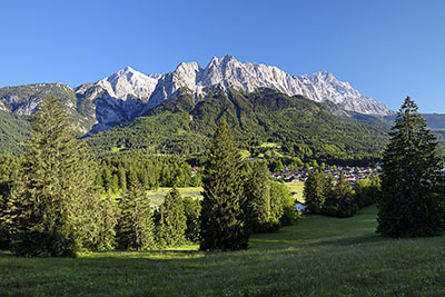 Deutschland, Bayern, Bayerische Alpen,Zugspitzregion, Auf dem Panoramweg oberhalb von Grainau mit Blick zum Zugspitzmassiv