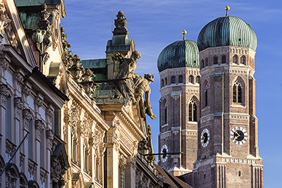 Deutschland, Bayern, München und Umgebung, Abendstimmung an den Türmen der Frauenkirche
