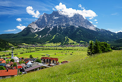 Österreich, Tirol, Österreichische Alpen,Zugspitzregion, Ausblick von den Wiesenhängen am Grubigstein in Richtung Zugspitze