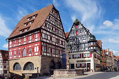 Deutschland, Bayern, Tauberfranken, Fleisch- und Tanzhaus mit dem Georgsbrunnen