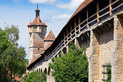Deutschland, Bayern, Tauberfranken, Stadtmauer mit Klingenturm an der Klingenbastei im Hintergrund