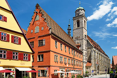Deutschland, Bayern, Mittelfranken, Bürgerhäuser in der Segringer Straße mit dem Münster St. Georg im Hintergrund
