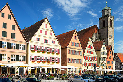 Deutschland, Bayern, Mittelfranken, Prächtige Bürgerhäuser am Weinmarkt mit Münster St. Georg im Hintergrund