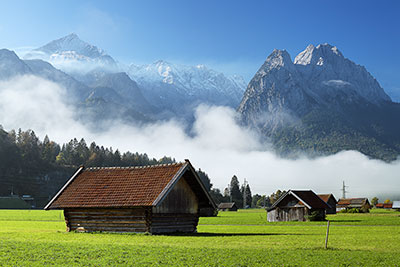 Deutschland, Bayern, Bayerische Alpen,Zugspitzregion, Wiesen am Hammersbach mit Blick zum Waxenstein