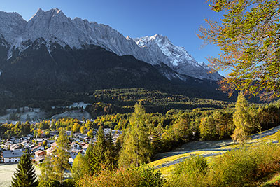 Deutschland, Bayern, Bayerische Alpen,Zugspitzregion, Zum Sonnenaufgang auf dem Panoramaweg bei Untergrainau