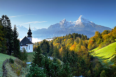 Deutschland, Bayern, Bayerische Alpen,Berchtesgadener Land, Zum Sonnenaufgang in Maria Gern mit Blick zum Watzmann