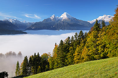 Deutschland, Bayern, Bayerische Alpen,Berchtesgadener Land, Bei den Gehöften am Metzenleitenweg mit Blick zum Watzmann