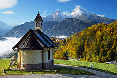 Deutschland, Bayern, Bayerische Alpen,Berchtesgadener Land, Malerische Kapelle auf dem Lockstein mit Watzmann im Hintergrund
