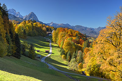 Deutschland, Bayern, Bayerische Alpen,Zugspitzregion, Blick in Richtung Wamberg mit Waxenstein im Hintergrund