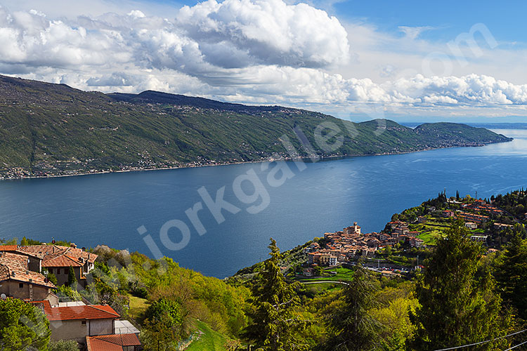 Italien, Lombardei, Gardasee, Blick vom Balkon unserer Ferienwohnung auf den See