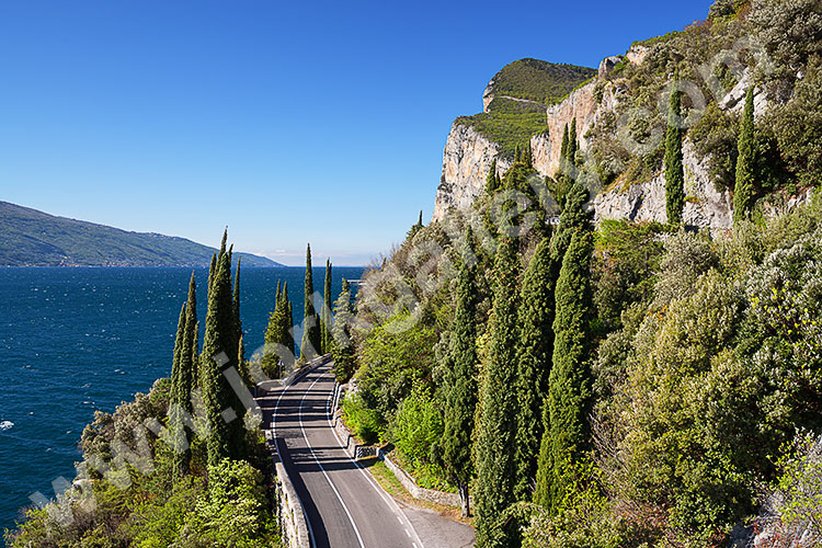 Italien, Lombardei, Gardasee, Auf der Strada della Forra mit Blick auf die Gardesana Occidentale und zum Monte Cas (779 m)