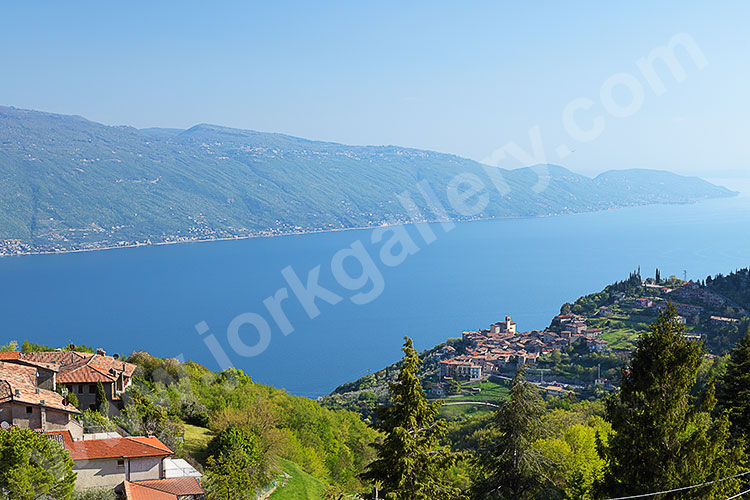 Italien, Lombardei, Gardasee, Blick vom Balkon unserer Ferienwohnung auf den See