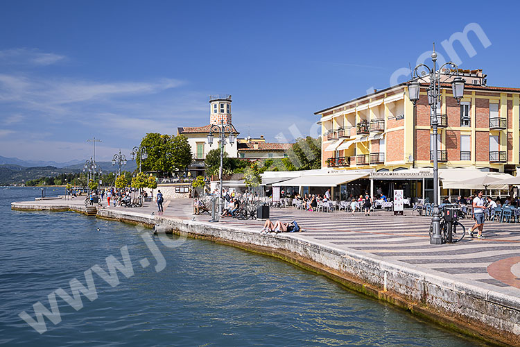 Italien, Venetien, Gardasee, Seeuferpromenade Marconi mit geschwungenerm Mosaikmuster