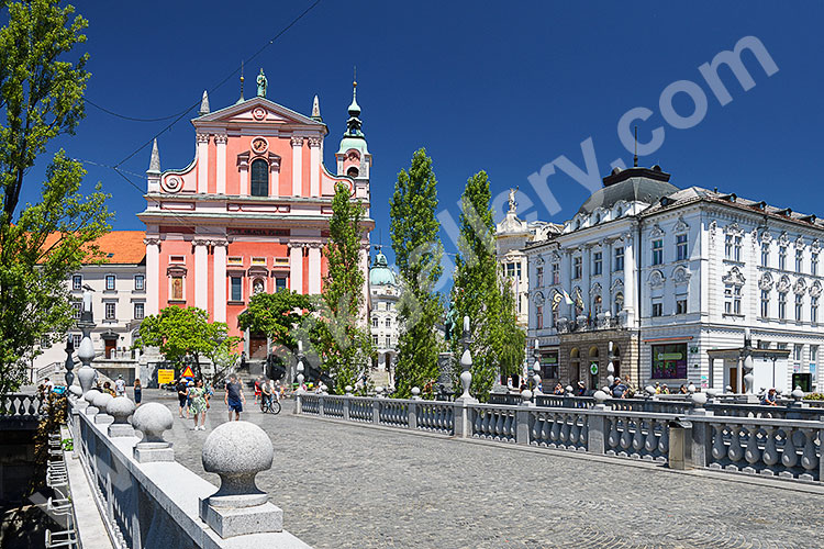 Slowenien, Gorenjska/Oberkrain, Ljubljana und Umgebung, Historische drei Brücken mit Blick zum Hauptplatz und der Franziskanerkirche