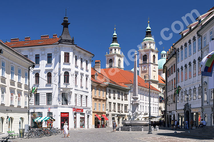 Slowenien, Gorenjska/Oberkrain, Ljubljana und Umgebung, Stadtplatz mit Robba-Brunnen und Dom im Hintergrund