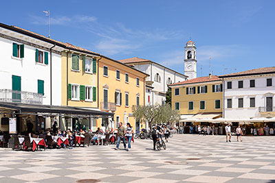 Italien, Venetien, Gardasee, Geschäfte und Lokale am Piazza Vittorio Emanuele