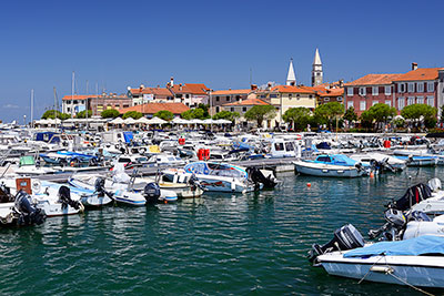 Slowenien, Primorska, Slowenisch Istrien, Uferpromenade am Yachthafen mit Blick in Richtung Altstadt und Glockenturm