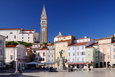 Slowenien, Primorska, Slowenisch Istrien, Historische Gebäude am Tartini Platz