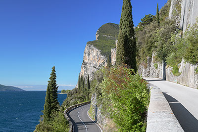 Italien, Lombardei, Gardasee, Auf der Strada della Forra mit Blick auf die Gardesana Occidentale und zum Monte Cas (779 m)