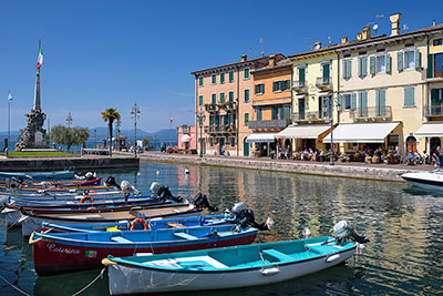 Italien, Venetien, Gardasee, Malerischer Bootshafen in der Altstadt