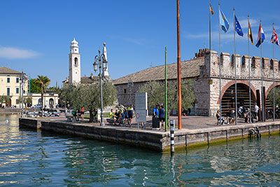 Italien, Venetien, Gardasee, Historisches Gebäude Dogana Veneta am Bootshafen