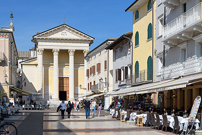 Italien, Venetien, Gardasee, Kirche am Piazza Giacomo Matteotti