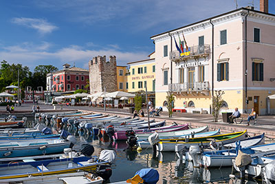 Italien, Venetien, Gardasee, Bootshafen an der Seeuferpromenade Francesco Lenotti